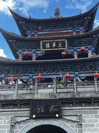 灰黑色厚重风夏季旅游云南大理建筑展