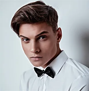 时尚穿西装的帅哥男士