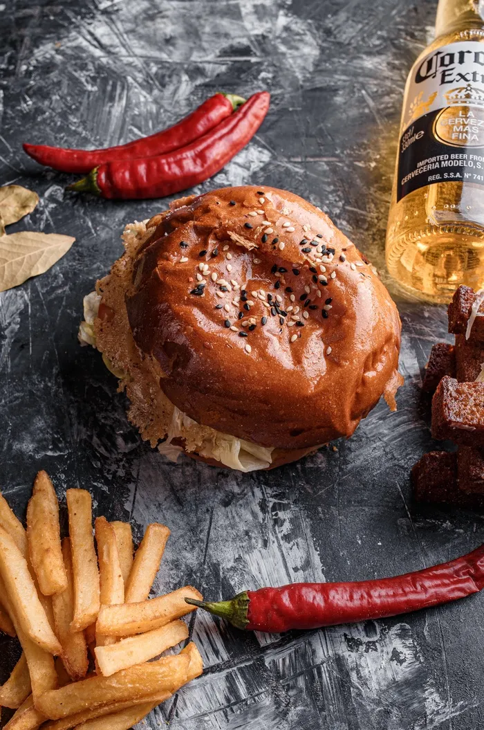 黄色美味汉堡摄影素材