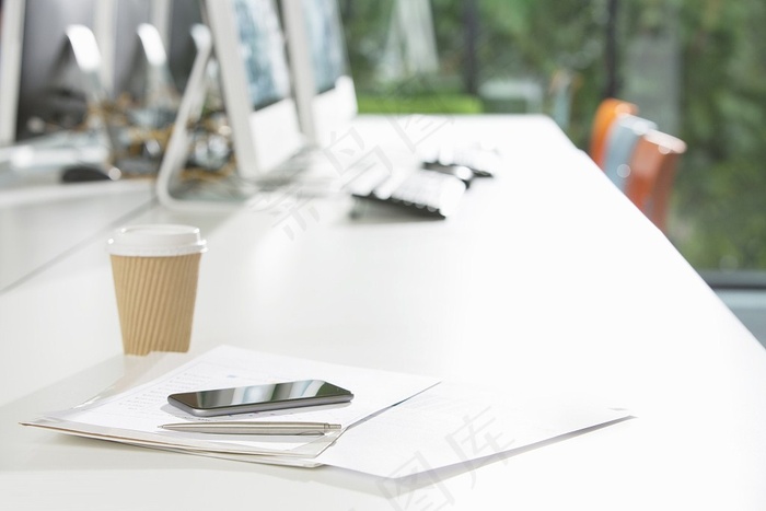 办工桌上的咖啡杯