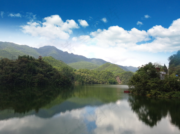 山坡下的水库风景图片