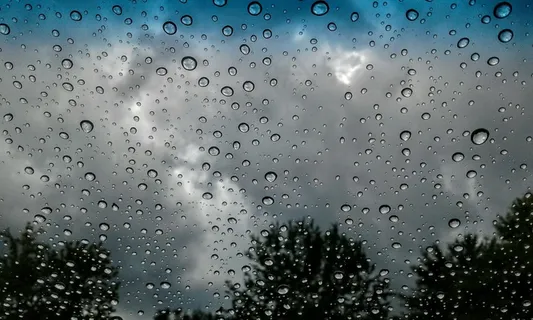 下雨天玻璃背景图片 下雨天玻璃背景图片
