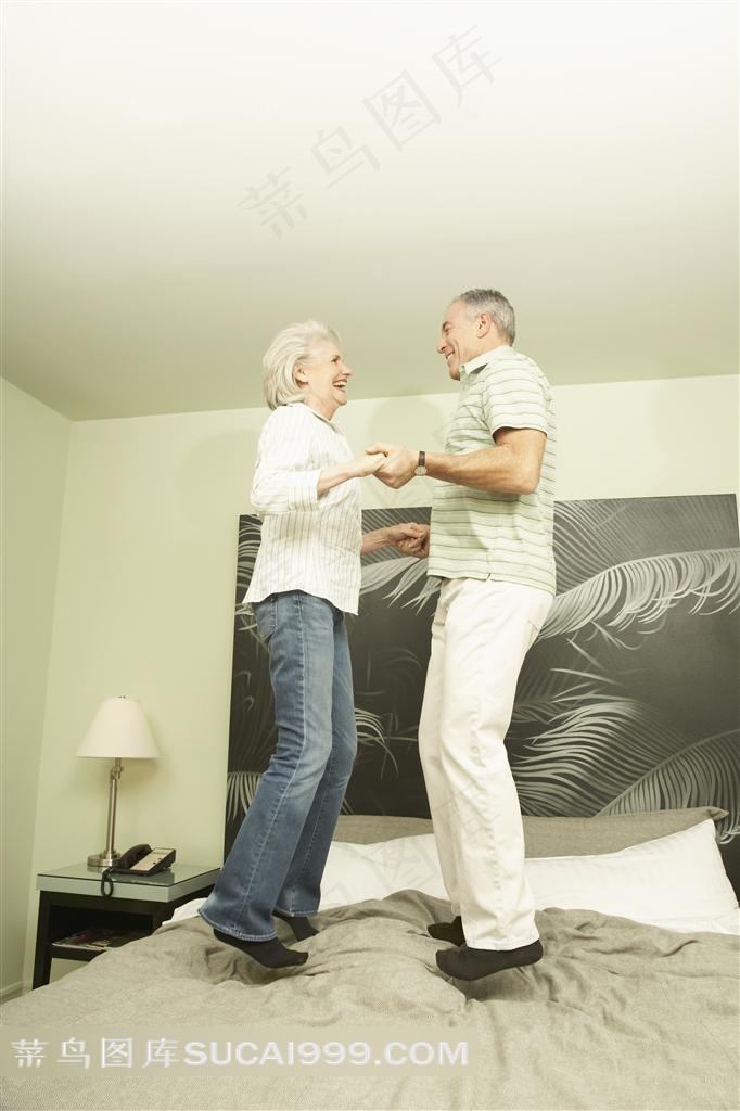 站在床上的夫妻
