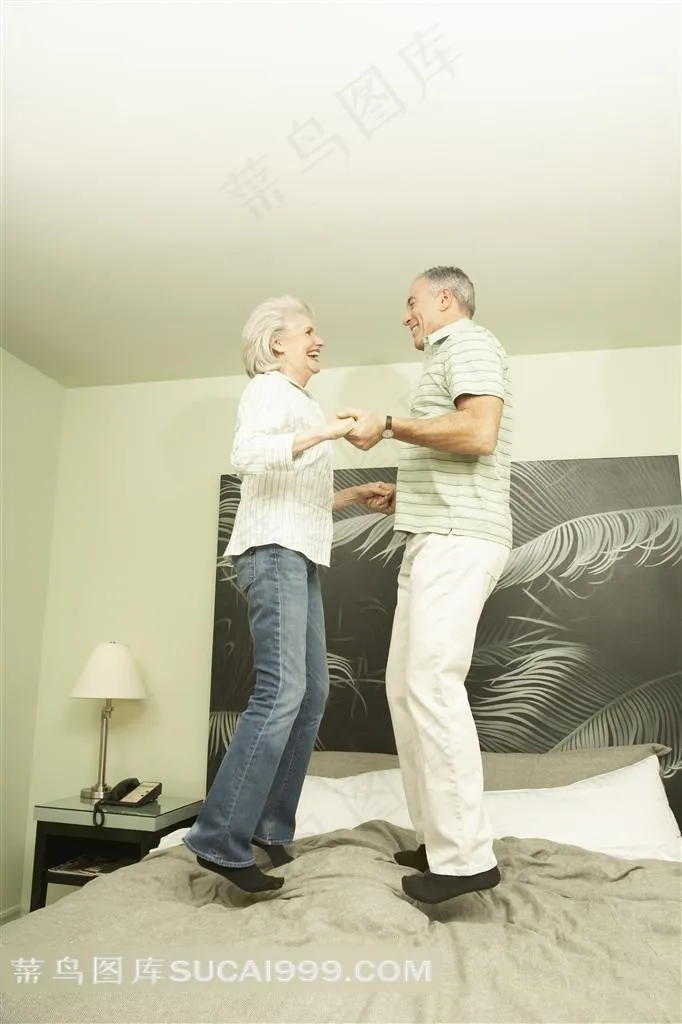 站在床上的夫妻