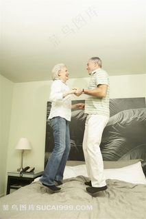 站在床上的夫妻