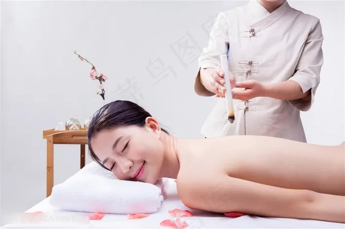 养生性感甜美女人在做艾灸