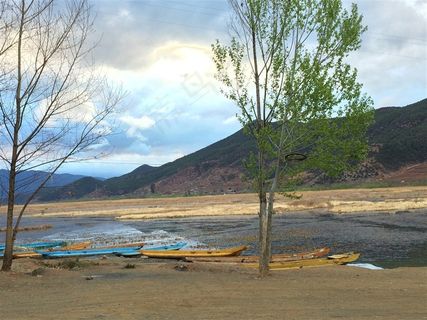 泸沽湖多云午后