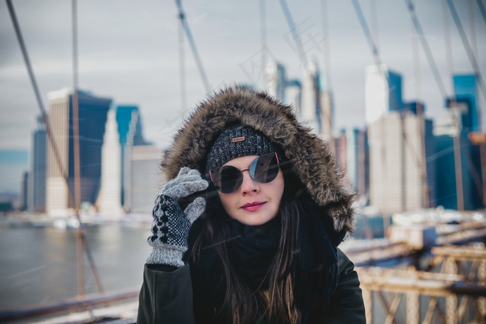 个性墨镜美女气质头像图片