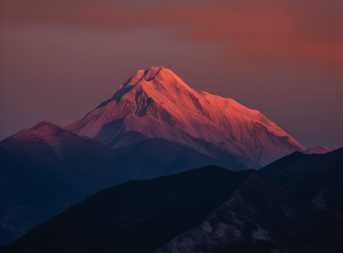 傍晚高原的山峰被落日照亮，日照金山风格摄影图