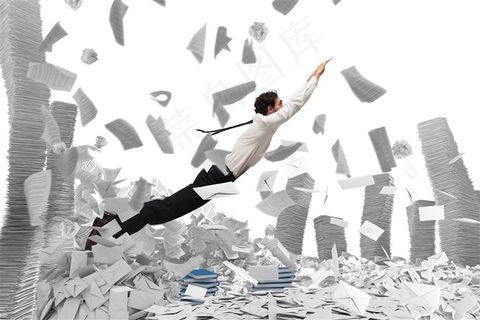 书山中飞翔的男子高清图片