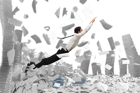 书山中飞翔的男子高清图片