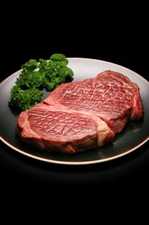 生牛排蔬菜摆盘摄影图