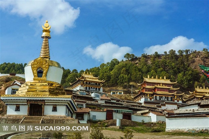 甘南郎木寺著名寺院达仓郎木赛赤寺金色佛塔与佛殿建筑景观