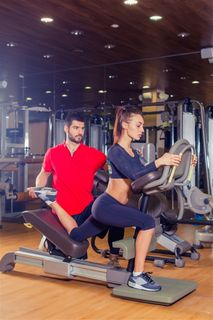 在室内运动的男女