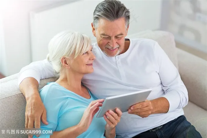 依偎在一起打电话的外国老年夫妇高清摄影图片