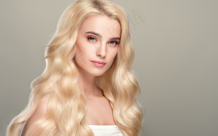 金色波浪长卷发发型图片