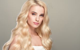 金色波浪长卷发发型图片