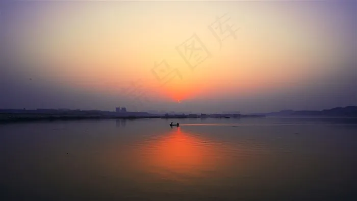 江面和夕阳图片