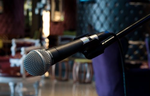 一个话筒的特写