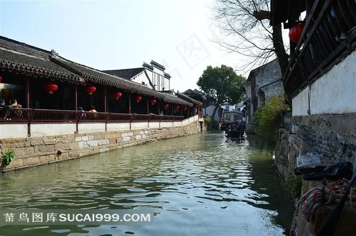 清澈的河流和古建筑