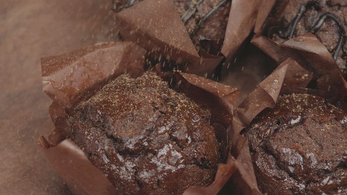 在巧克力蛋糕上撒上条纹巧克力