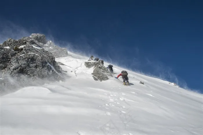 挑战雪山的爬山队