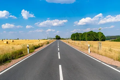 乡村笔直柏油路图片 乡村笔直柏油路图片