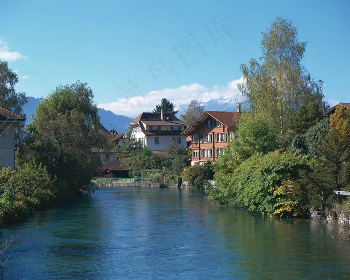 水塘边树林间的洋房