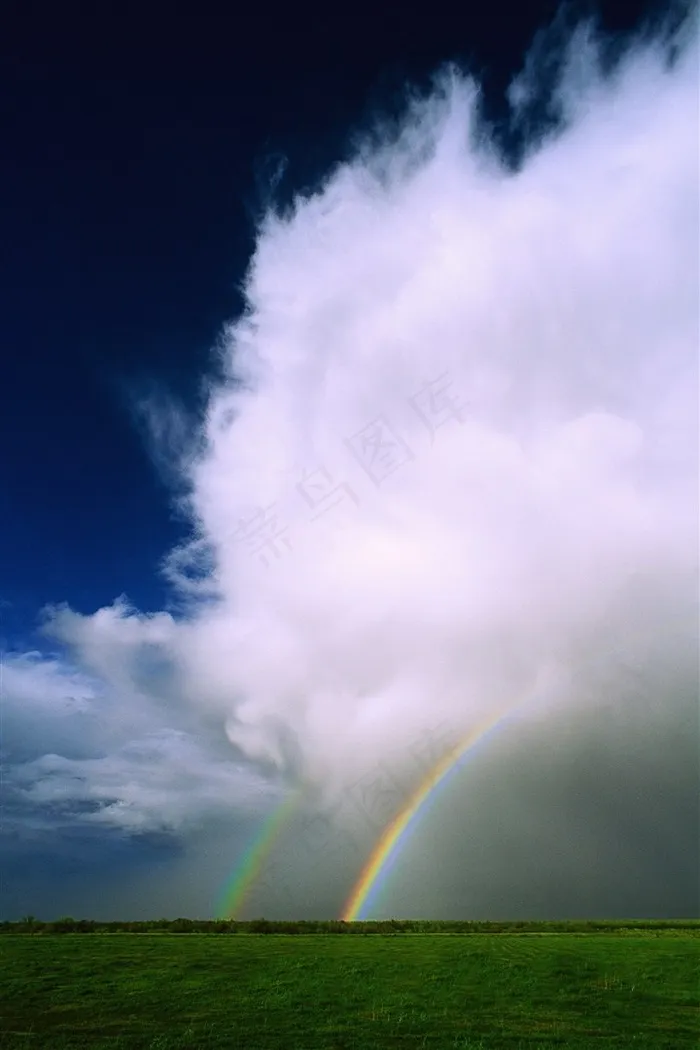 白云和彩虹风景图片