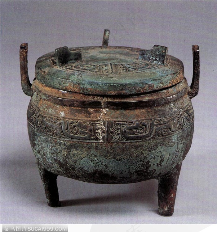 长着铜绿的青铜鼎