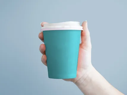 饮品包装瓶咖啡杯纯蓝色背景Coffee Cup Hand 饮品包装瓶咖啡杯纯蓝色背景Coffee Cup Hand