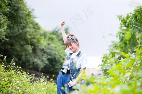 野外摄影的可爱美女高清素材图片