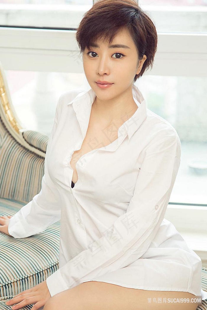 穿着白衬衣的短发美女方圆写真图片