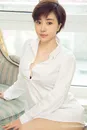 穿着白衬衣的短发美女方圆写真图片