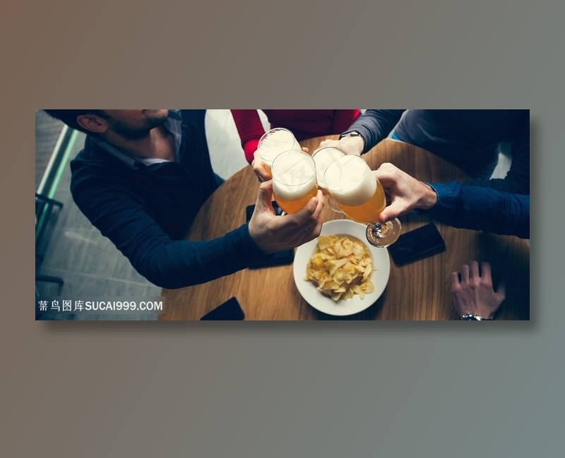 聚会中人们喝啤酒品酒