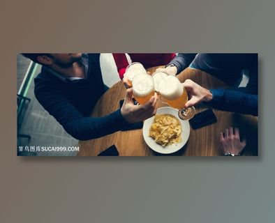 聚会中人们喝啤酒品酒