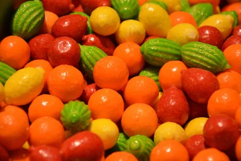 水果形状的彩色糖果图片