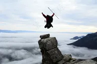 山峰跳跃的人物素材