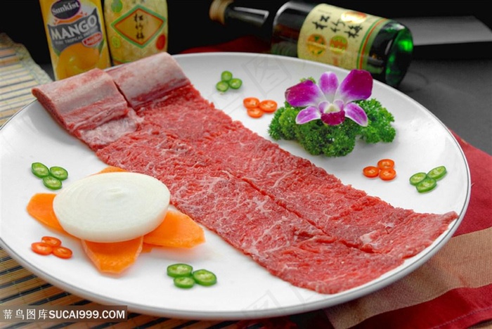 烤生牛排的美食图片