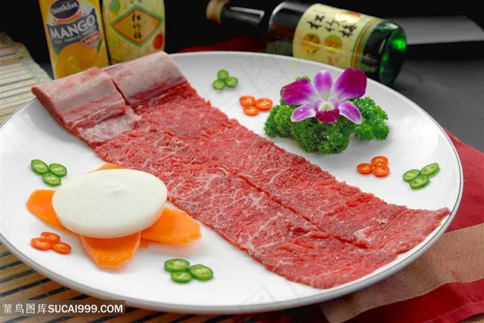 烤生牛排的美食图片