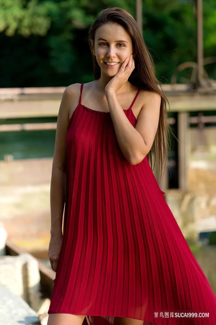 穿着红色吊带长裙的优雅欧美美女图片