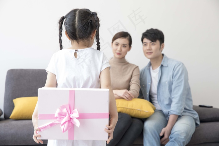 女儿给父亲礼物