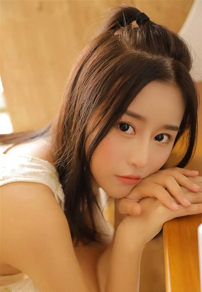 亚洲日韩清纯美女长发气质趴着美女图片