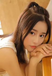 亚洲日韩清纯美女长发气质趴着美女图片 亚洲日韩清纯美女长发气质趴着美女图片