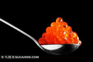 汤匙里的鱼子酱摄影高清图片