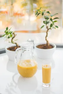 清爽夏季果汁饮品摄影照片