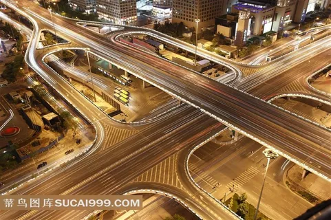 城市中的高架桥夜景图片