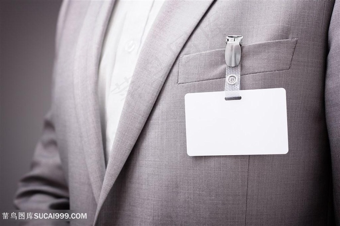 展示空白工作证的商务人士