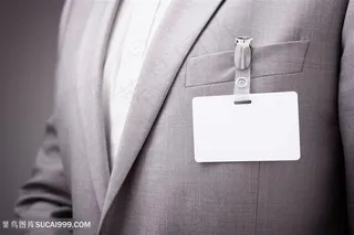 展示空白工作证的商务人士