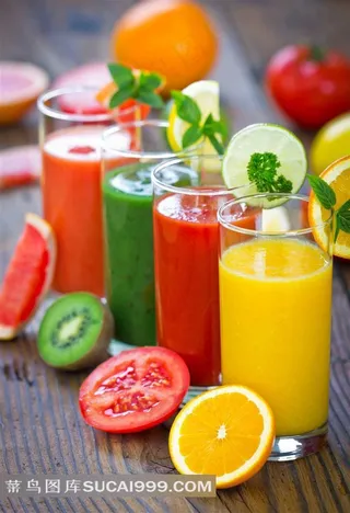夏日鲜榨橙汁番茄汁奇异果汁和甜橙果汁